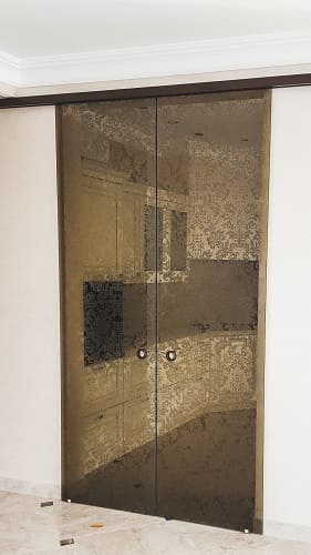Раздвижные двери по направляющему профилю из закалённого стекла
